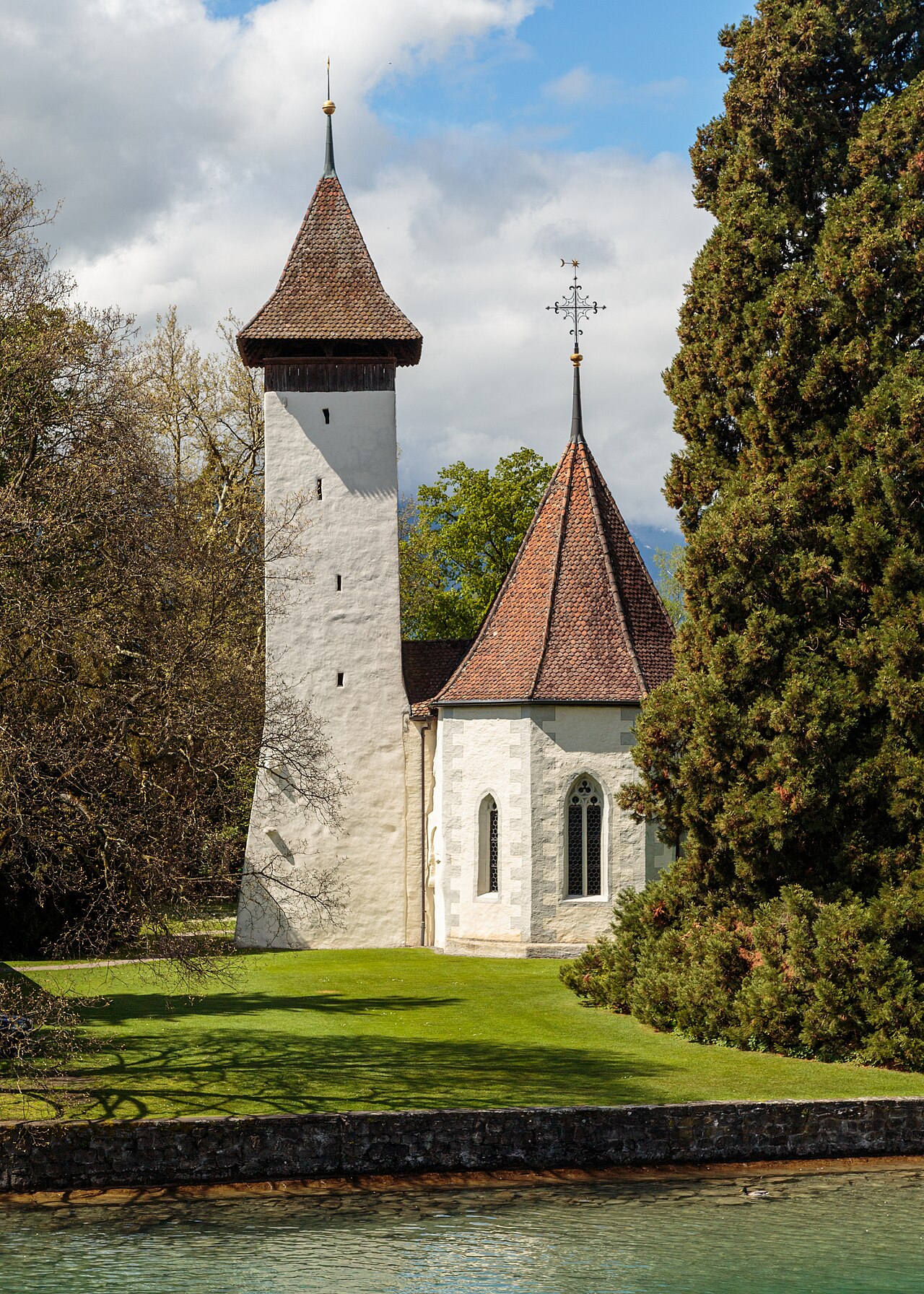 Kirche Scherzligen von der Aare aus gesehen