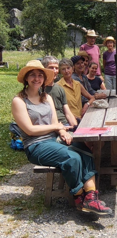 Janine Schneider auf einer Wanderung