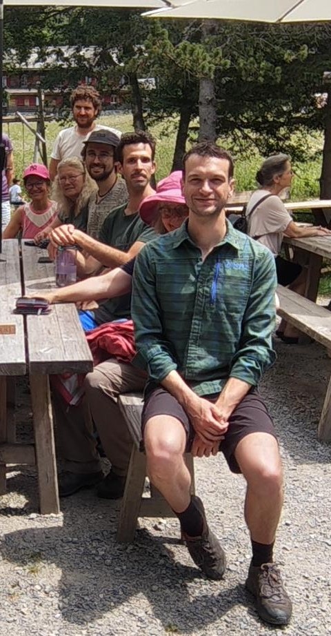 Noah Businger erklärt eine historische Kulturlandschaft